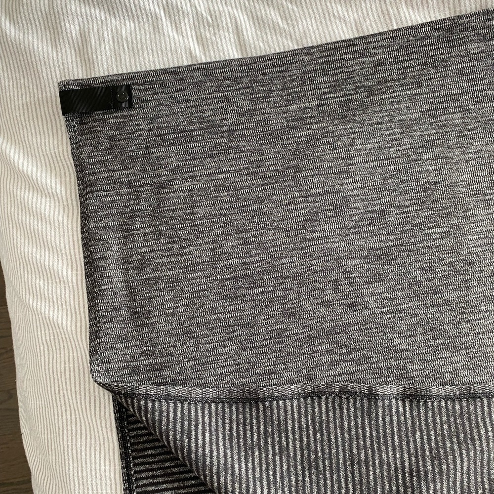 Lululemon Heathered Check Pique Vinyasa Scarf - Picture 5 of 7